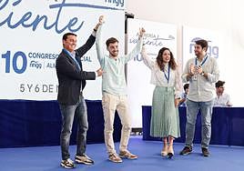 Diego Martínez alza los dos brazos tras ser proclamado presidente de NNGG de Almería.