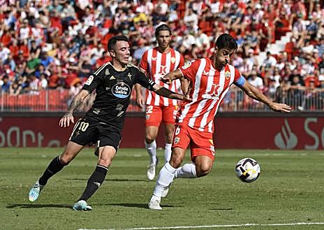 Imagen secundaria 1 - Robertone encara a Foulquier, ante el Valencia. En el centro, César de la Hoz aguante el balón ante Iago Aspas. Abajo, Baptistao celebra el gol ante el Espanyol, con otro exespañolista como Embarba al lado. 