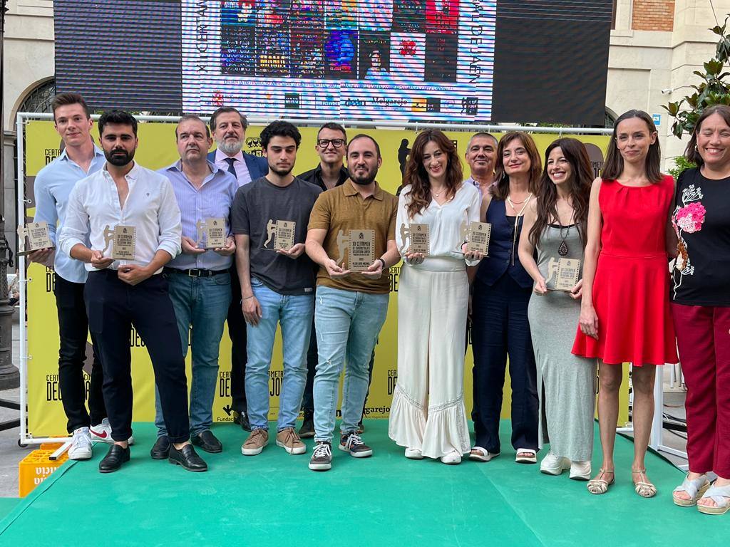 Foto de familia de los premiados con representantes de la Caja Rural y la UNED.