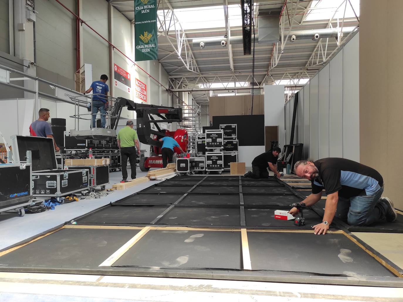 Montaje este martes de los últimos estand de Expoliva.