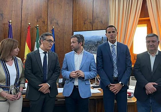 El alcalde (centro), con responsables del Jaén Plaza y concejales.