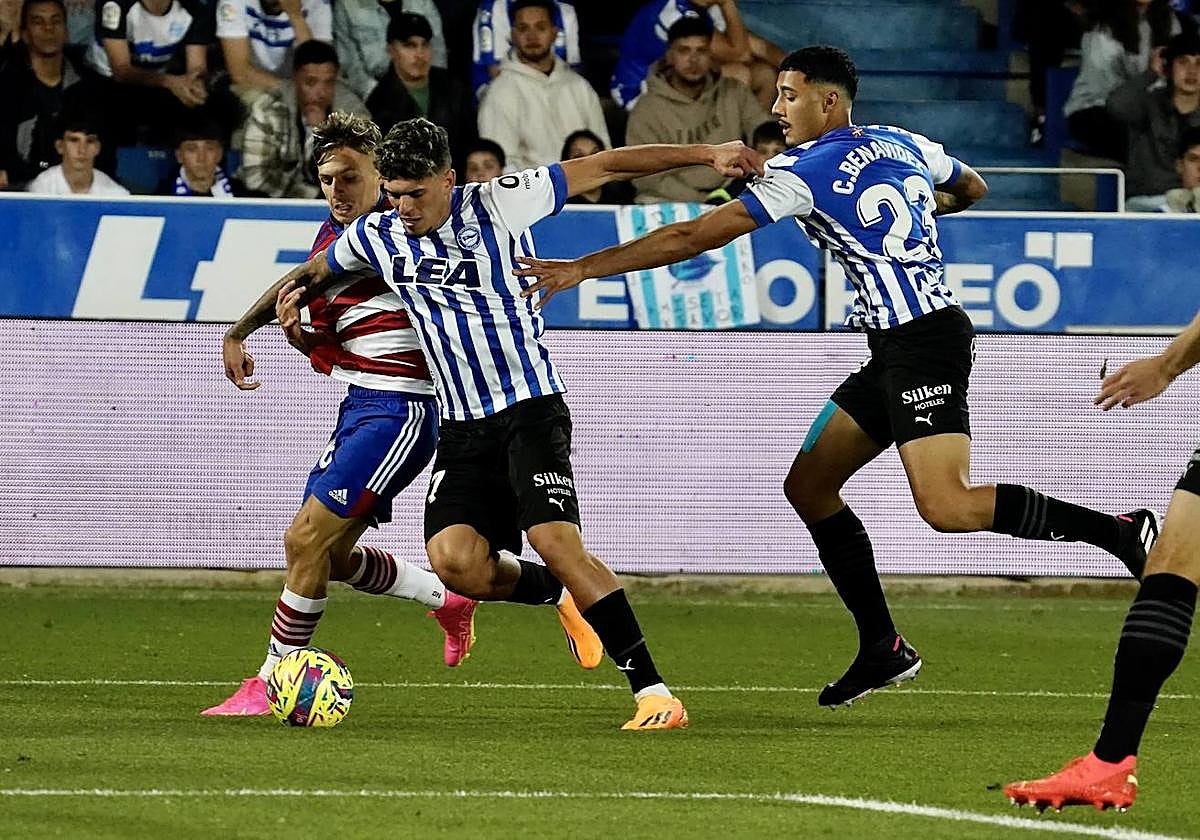 Bryan Zaragoza intenta zafarse de los futbolistas del Alavés.