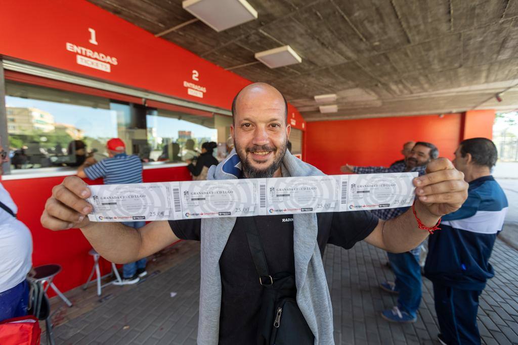 Koke muestra las entradas para sus familiares.