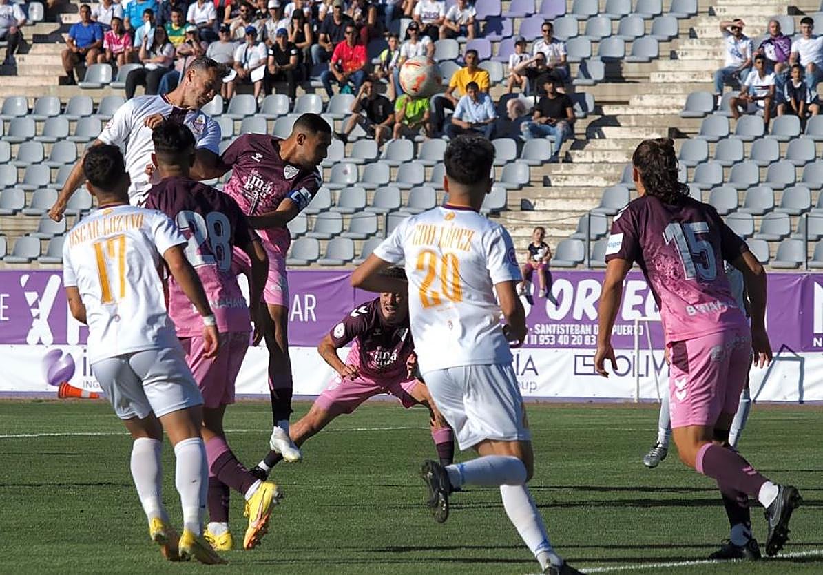 Jugada del partido frente al Atlético Malagueño.