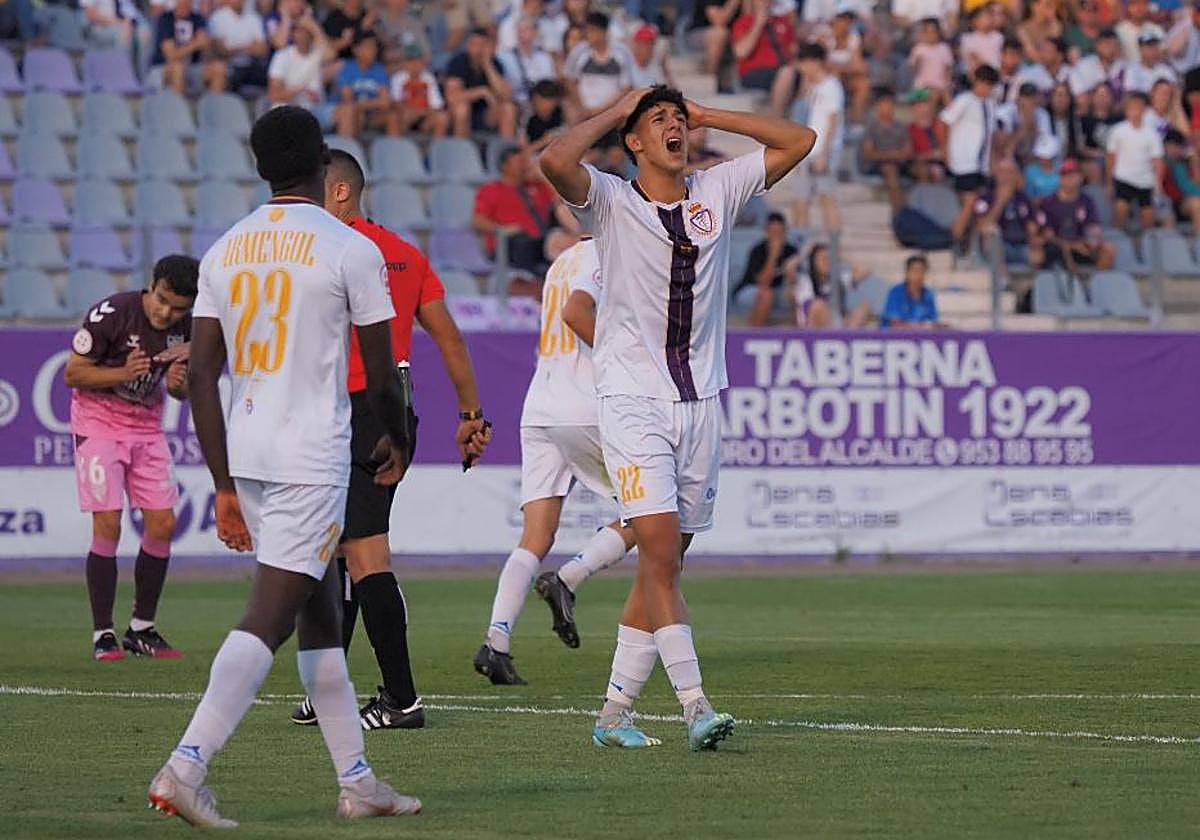 Zaki, que aportó frescura cuando salió al ataque blanco junto a Armengol, se lamenta por una acción fallida