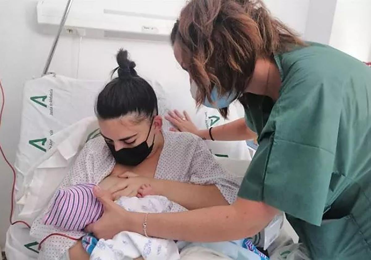 Una matrona ayuda a una madre durante la primera lactancia.