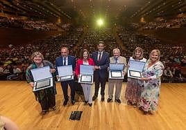 El alcalde, flanqueado por los homenajeados y la concejal Ana Muñoz (izquierda), que recogió el premio de Miguel Ríos.