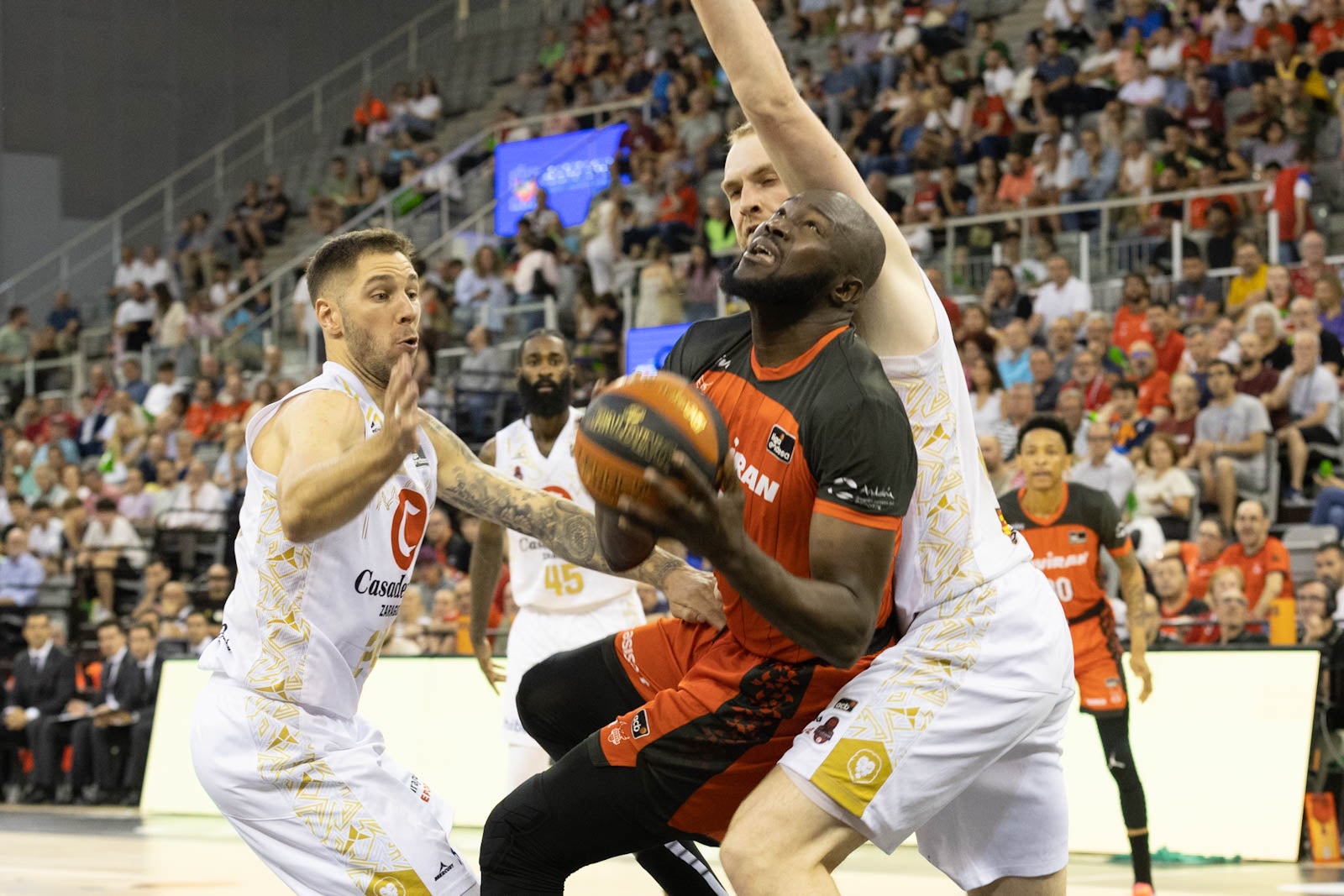 El partido entre Covirán y Zaragoza, a pie de pista
