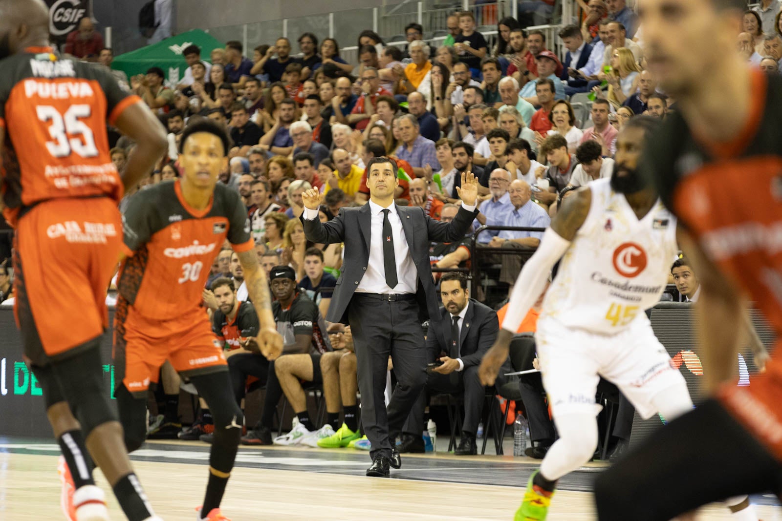 El partido entre Covirán y Zaragoza, a pie de pista