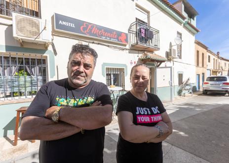 Imagen secundaria 1 - Los jubilados de Escúzar, a la sombra. Los regentes del bar 'El Morenete' y Bárbara con su gorra.