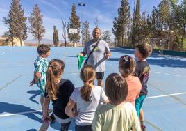 Francisco Javier, con sus alumnos del colegio de Escúzar.