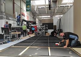 Montaje este martes de los últimos estand de Expoliva.