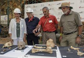 Eudald Carbonell (derecha), en la presentación de hallazgos de Atapuerca.