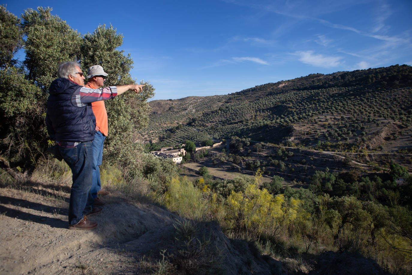 Miembros de Oppidum Eleberis señalan el trazado de la calzada.