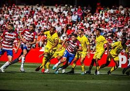 Lance del partido entre el Granada y el actual líder Las Palmas en Los Cármenes hace tres jornadas.