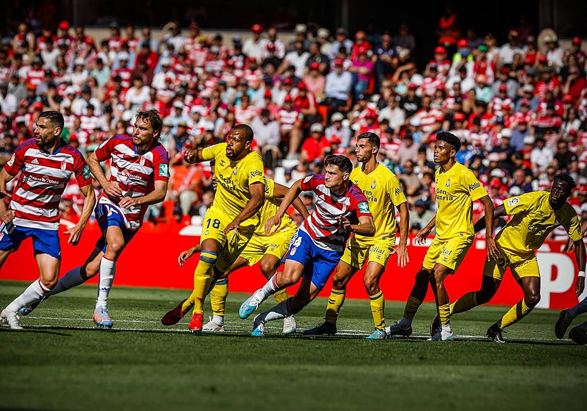 Lance del partido entre el Granada y el actual líder Las Palmas en Los Cármenes hace tres jornadas.