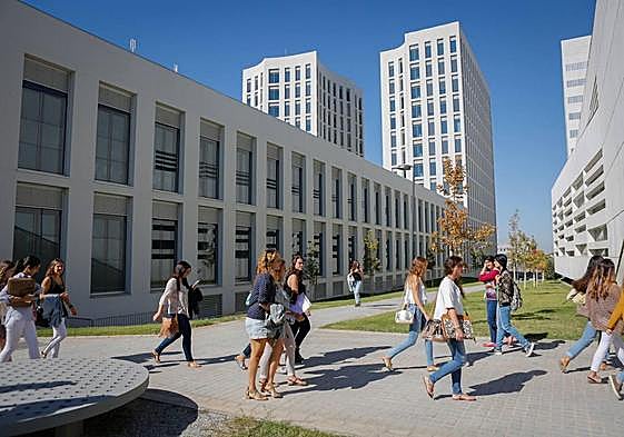 Estudiantes en el campus del PTS.