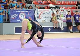 Ejercicio de una de las gimnastas participantes.