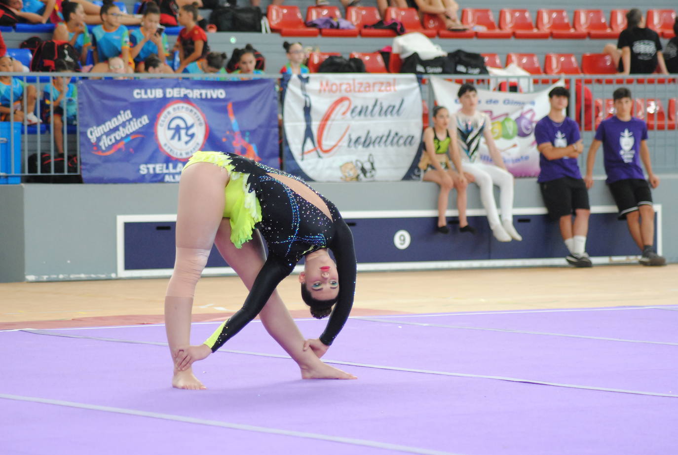 Ejercicio de una de las gimnastas participantes.