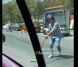 Limpieza de la cerveza derramada en plena calle