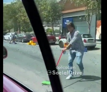 Limpieza de la cerveza derramada en plena calle