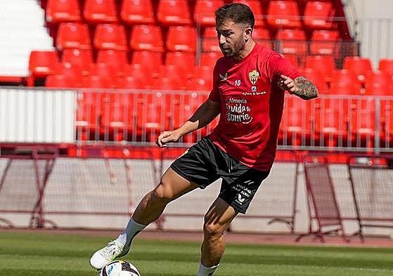 Adri Embarba controla el balón en la sesión celebrada ayer en el campo principal del Power Horse Stadium.