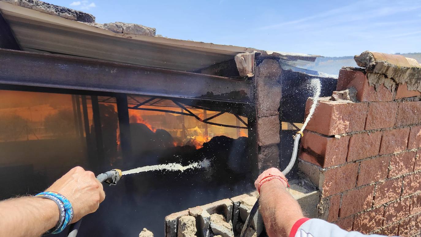 Imagen secundaria 2 - Aparatoso incendio en una nave con 300 ovejas en Alomartes