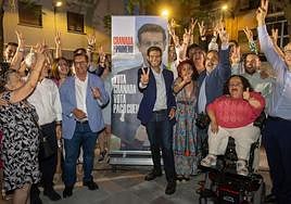 El candidato del PSOE a la alcaldía de Granada, Paco Cuenca, junto a miembros de la lista socialista y vecinos de la Chana, este jueves.