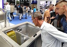 Visitantes de Expoliva este jueves observan la cascada de aceite en uno de los expositores.