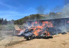 El fuego destruye la nave, ubicada en Alomartes.