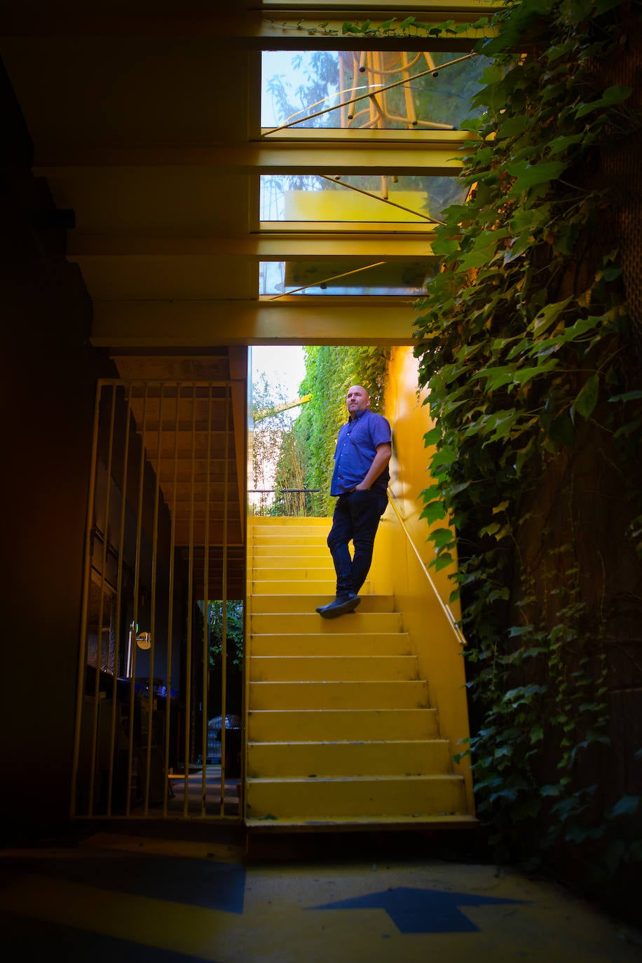 García Píriz, en la escalera que comunica el jardín con los palcos.