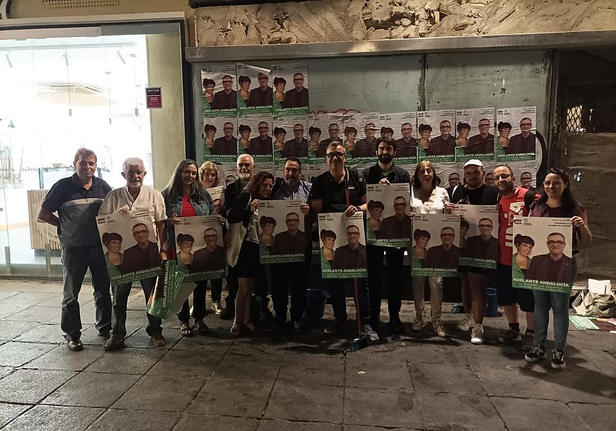 Paco Cabello tras la pega de carteles este jueves.