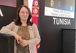 La embajadora de Túnez en España, Fatma Omrani, posa ante el expositor de Túnez a la entrada de Expoliva.