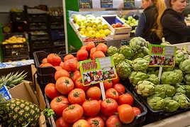 Precios en una frutería en Granada.
