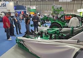 Visitantes observan una de las máquinas expuestas en la mañana de este sábado, última de la edición de 2023.