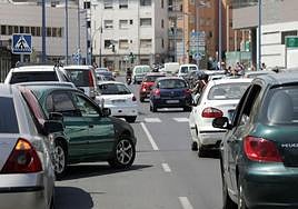 Vehículos en la avenida Padre Méndez en plena hora punta.