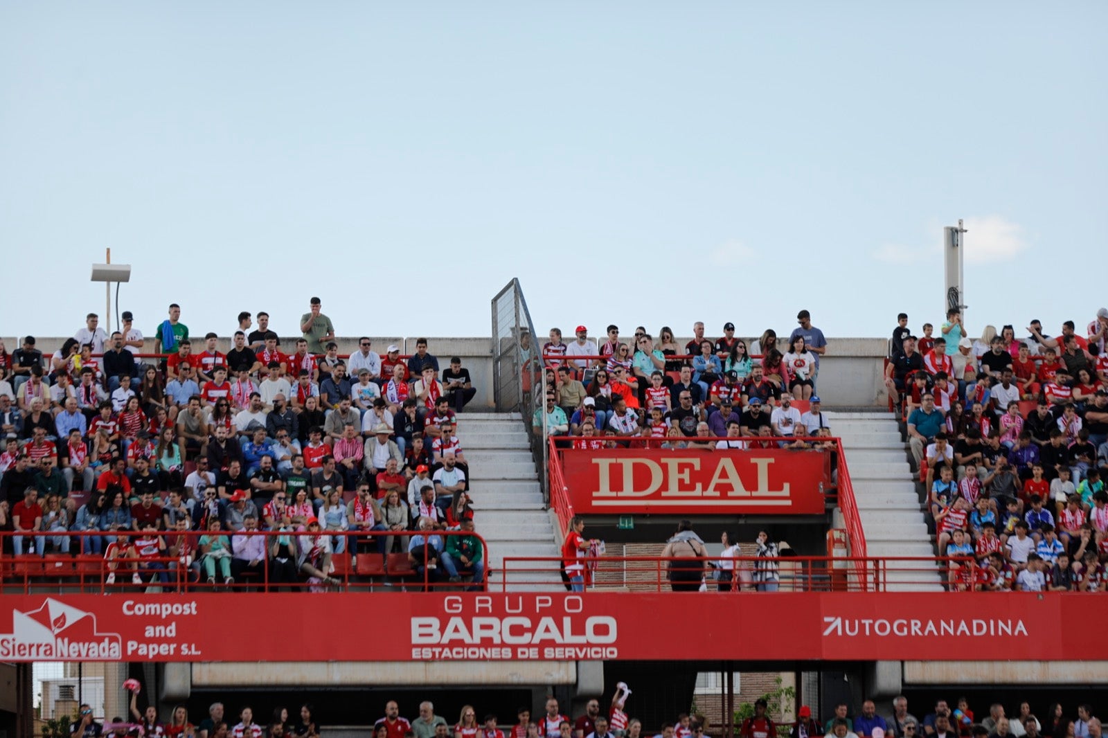 Encuéntrate en la grada en el Granada-Lugo