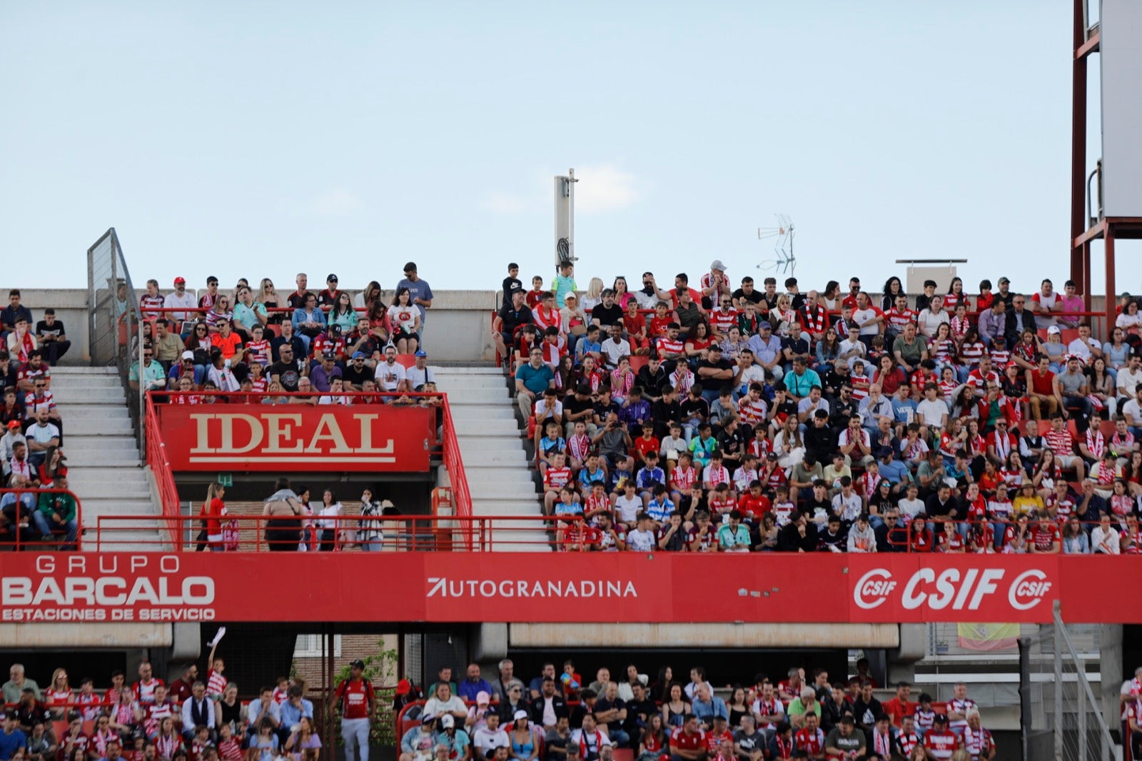 Encuéntrate en la grada en el Granada-Lugo