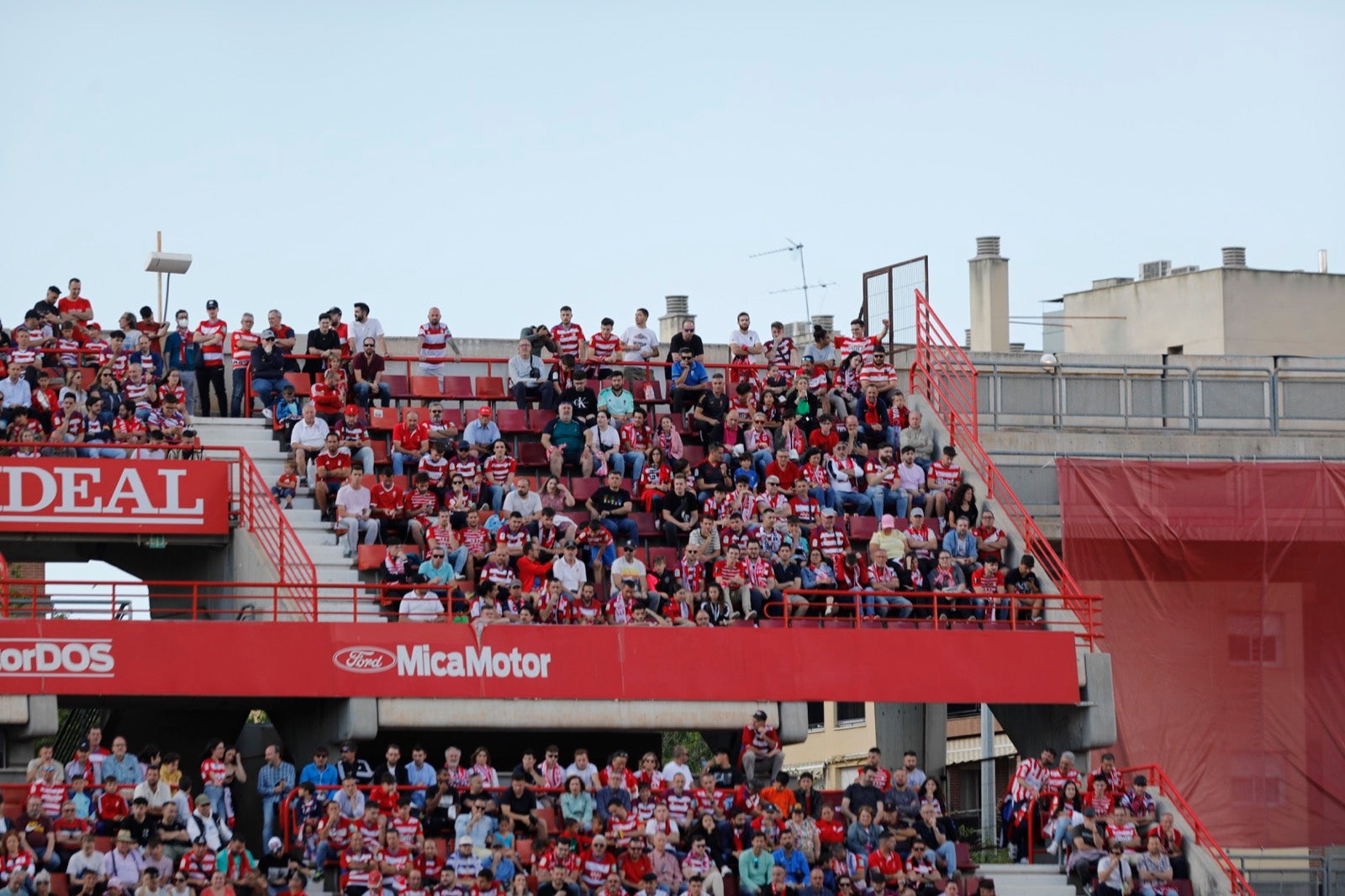 Encuéntrate en la grada en el Granada-Lugo