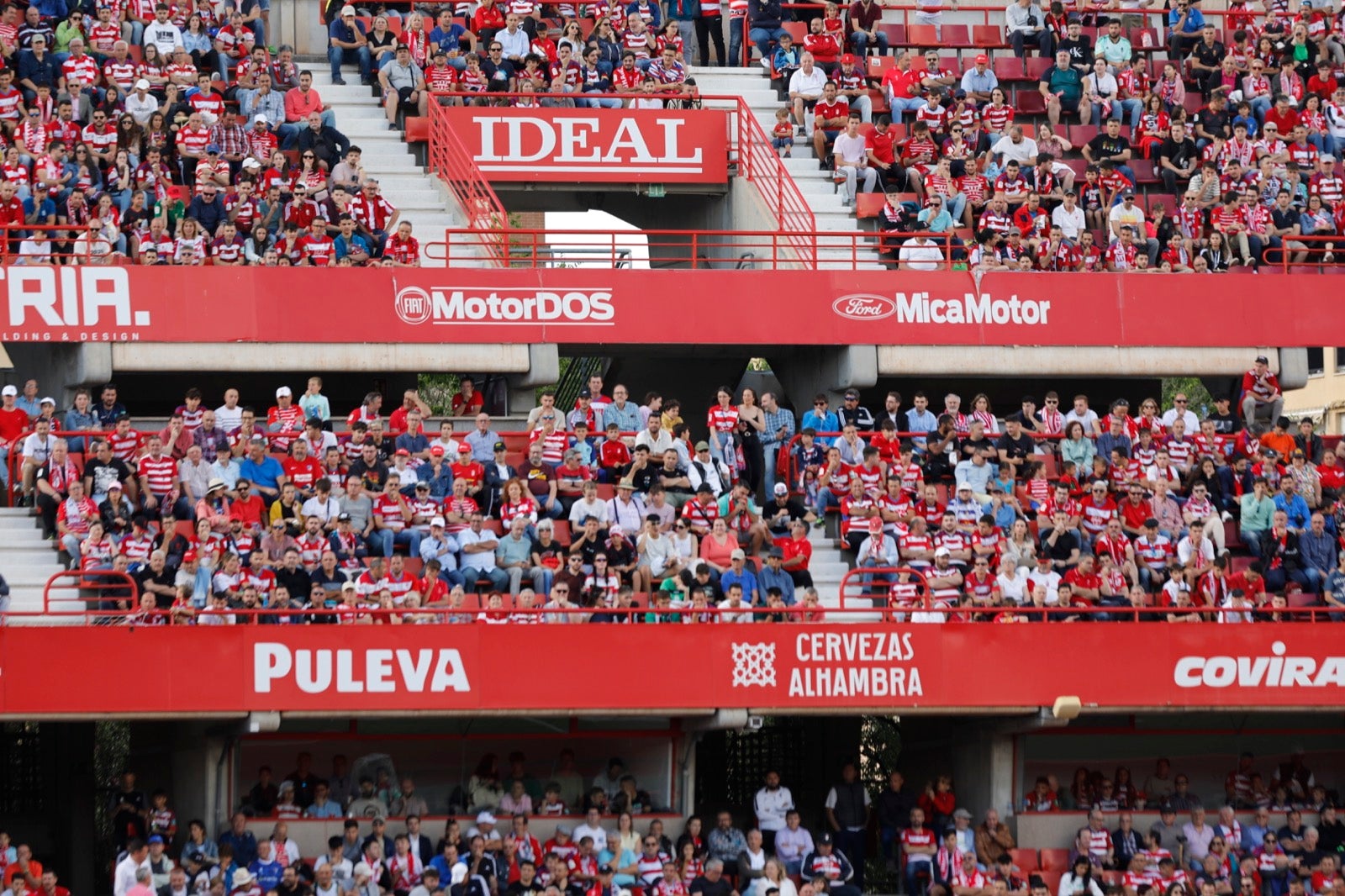 Encuéntrate en la grada en el Granada-Lugo