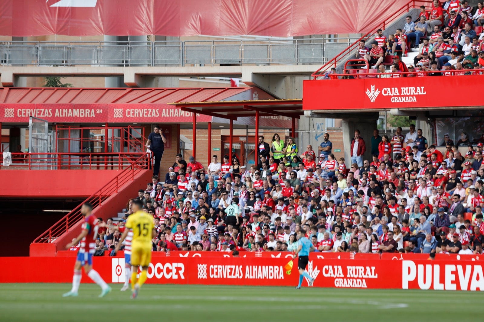 Encuéntrate en la grada en el Granada-Lugo