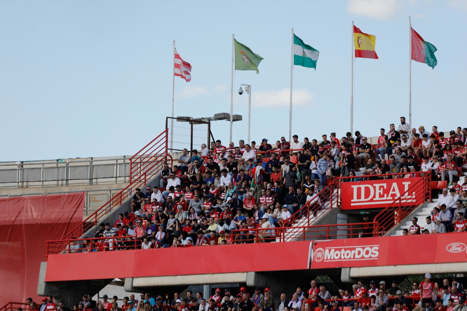 Encuéntrate en la grada en el Granada-Lugo