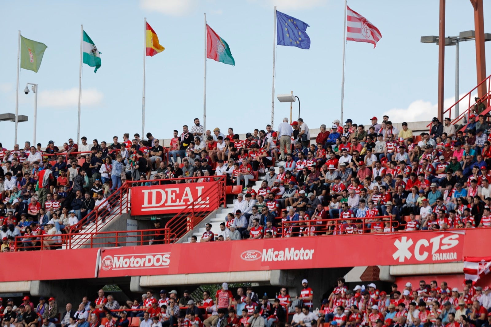 Encuéntrate en la grada en el Granada-Lugo