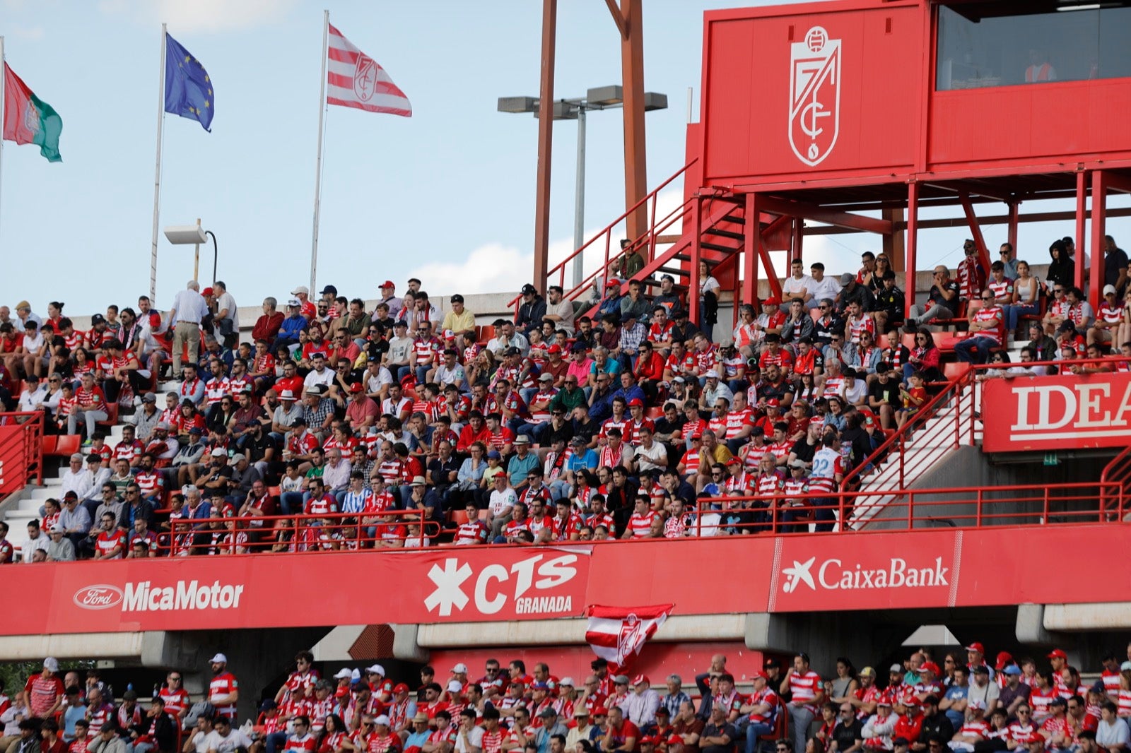 Encuéntrate en la grada en el Granada-Lugo