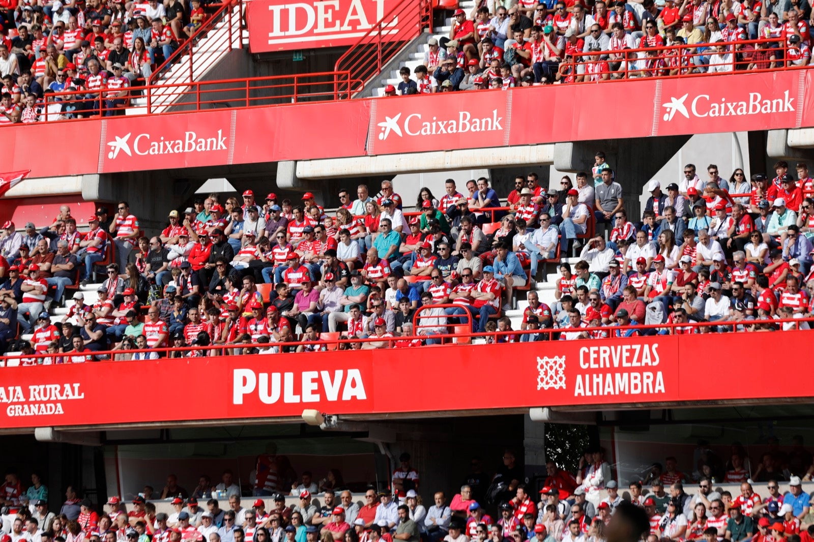 Encuéntrate en la grada en el Granada-Lugo
