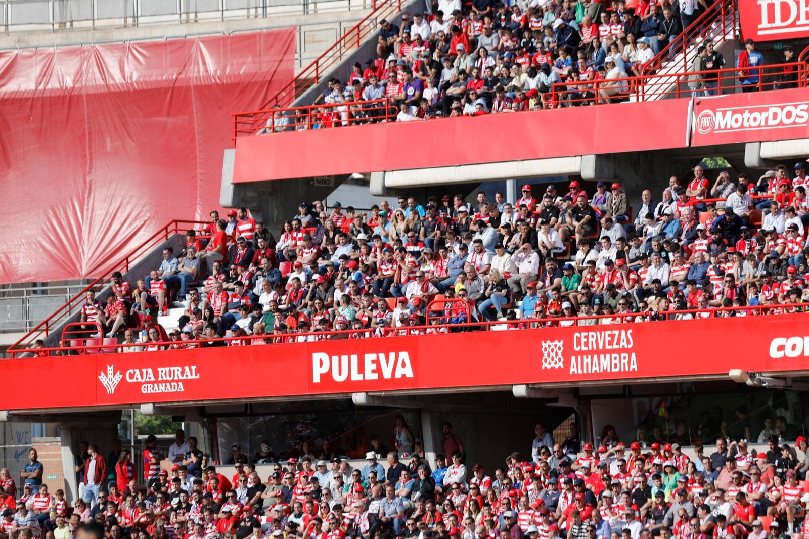 Encuéntrate en la grada en el Granada-Lugo