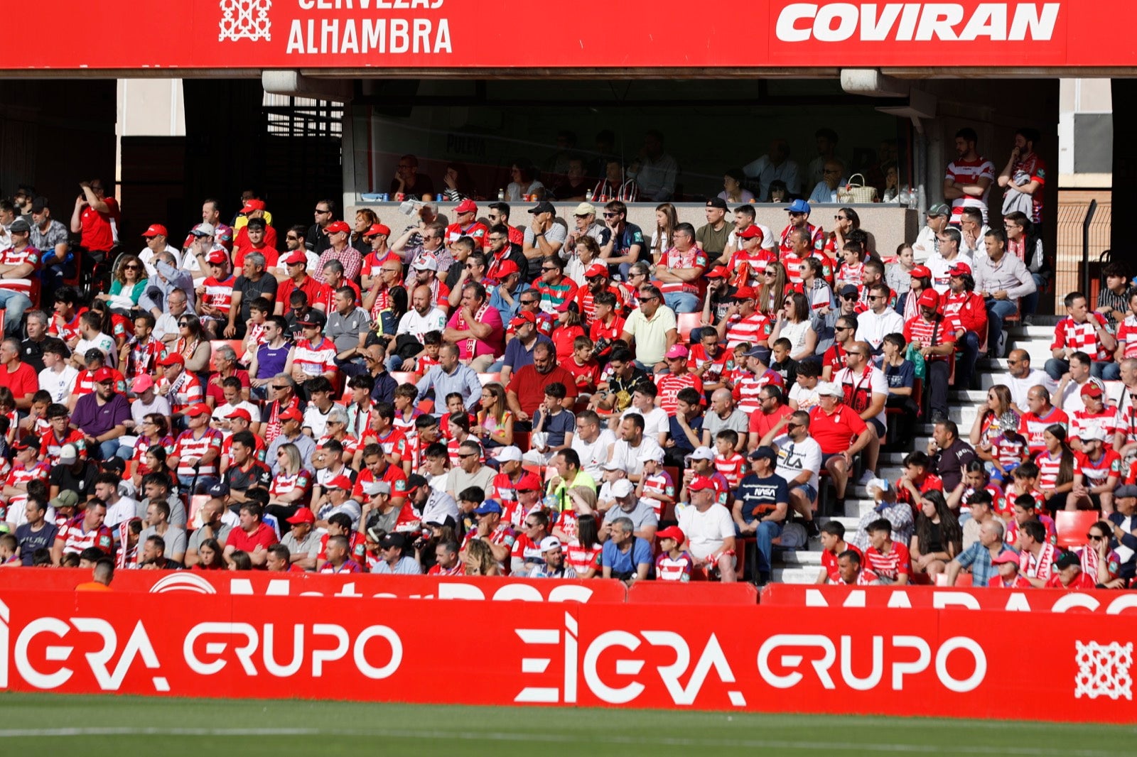 Encuéntrate en la grada en el Granada-Lugo