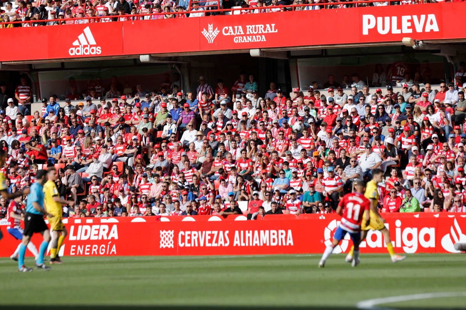 Encuéntrate en la grada en el Granada-Lugo