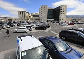 Coches en los aparcamientos del Hospital Clínico San Cecilio, ubicado en el PTS.