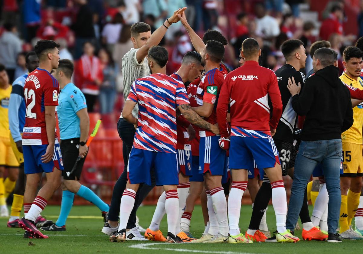 Raúl reparte felicitaciones.